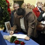 Colas en la entrada del ayuntamiento para escribir en el libro de condolencias.