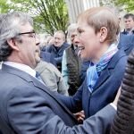 Uxue Barkos saludó a Javier Caballero, parlamentario de UPN durante el acto del homenaje al concejal de UPN Tomás Caballero asesinado por ETA en 1998, en Pamplona