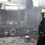 Un policía iraquí observa el lugar de un ataque suicida en Bagdad (Irak).