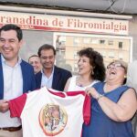 Juanma Moreno visitó ayer la asociación granadina Agrafim