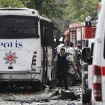 Policías y bomberos inspeccionan el lugar donde se ha producido un atentado en Estambul (Turquía)