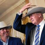 El presidente Trump se prueba un sombrero de vaquero durante una exhibición de productos americanos en la Casa Blanca, ayer