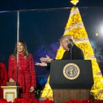 El presidente de los estados Unidos, Donald Trump, y la primera dama participan en la ceremonia de iluminación del Árbol Nacional de Navidad h