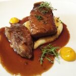 Fantástica chuleta marinera de atún rojo predestinada a socavar paladares inmutables. Restaurante Apicius (Eolo,7)
