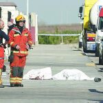 Dos personas murieron ayer y una tercera resultó herida «muy grave», con quemaduras en el 80 por ciento del cuerpo, a consecuencia de la explosión ocurrida en la empresa Biocom Energía de Algemesí (Valencia)