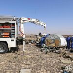Los expertos trabajan sobre el terreno inspeccionado los restos del avión siniestrado.