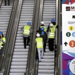 Operarios del Consistorio ultiman los preparativos del Mobile World Congress, que se celebrará durante la semana que viene en la Fira