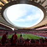 Aficionados atléticos en el interior del Wanda Metropolitano