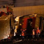 Los servicios de emergencias trabajan en el lugar del accidente