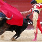 López Simón da un pase a su primer astado