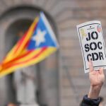 Una persona sostiene un cartel de apoyo a los CDR durante una manifestación que tuvo lugar en Barcelona el pasado martes