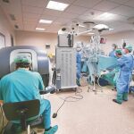 En la imagen, desarrollo de una operación llevada a cabo con el robot Da Vinci