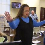 La funcionaria Kim Davis fotografiada cuando rechazó dar las licencias