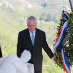 Rex Tillerson asiste a un acto en memoria de las víctimas de la Segunda Guerra Mundial en el pueblo de Sant'Anna di Stazzema