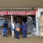 Trabajadores de la cafetería Aloha de Zarautz, observan el estado de sus instalaciones