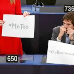La eurodiputada alemana Terry Reintke sostiene el cartel de apoyo a las mujeres que han sufrido acoso