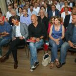 Artur Mas, conversa con el cantante LLuis LLach, en presencia del líder republicano, Oriol Junqueras, el cabeza de lista de Junts pel Sí, Raül Romeva, Carmen Forcadell y el miembro de la candidatura independentista, Germà Bel