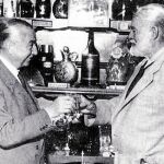 Perico Chicote, que levantó el local en 1931, y Ernest Hemingway