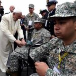 El Papa saluda a militares heridos en combate en Bogotá (Colombia)