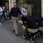 El presidente de CDC, Artur Mas, junto a su esposa, Helena Rakòsnik (d), y el carrito de sus dos nietas, tras votar