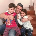 López, junto a sus hijos Manuela y Leopoldo Santiago, en su hogar