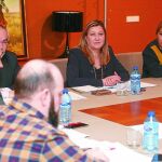 La vicepresidenta, Rosa Valdeón, y la consejera de Economía, Pilar del Olmo, escuchan a los sindicatos mineros