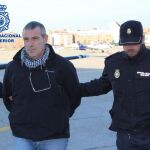 El etarra, custodiado por la Policía, a su llegada a España.