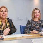 La vicepresidenta de la Junta, Rosa Valdeón, junto con la consejera de Familia, Alicia García