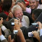 Lula es felicitados por sus seguidores tras ser nombrado ministro de la Presidencia