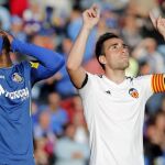 El centrocampista del Getafe Karim Yoda y el delantero del Valencia Paco Alcácer