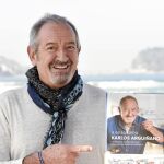 Arguiñano posa con su libro «A mi manera», de Planeta