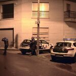 Miembros de la policia municipal y de la guardia civil, se han personado en la vivienda situada en la calle Alexandre Bóveda, de la localidad orensana de O Carballiño, donde una mujer ha sido hallada muerta, tras ser presuntamente acuchillada por su marido