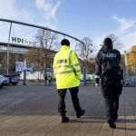 Dos policías pasean en exterior del HDI Arena despúes de la cancelación del partido