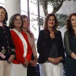 La consejera de Educación, Sonia Gaya (segunda por la derecha), junto a otras miembros del Consejo de Gobierno