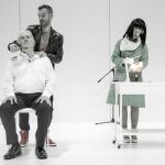 Walter Rey (sentado), Gustavo Saffores y Soledad Frugone son los tres actores encargados de representar la autoficción de Sergio Blanco (en la imagen de la izda.)