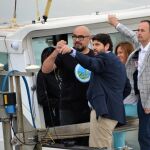El presidente de la Comunidad, Fernando López Miras, recorrió ayer en barco varias zonas del Mar Menor