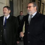 Francisco Javier Guerrero, junto al abogado Fernando de Pablo, en los juzgados sevillanos