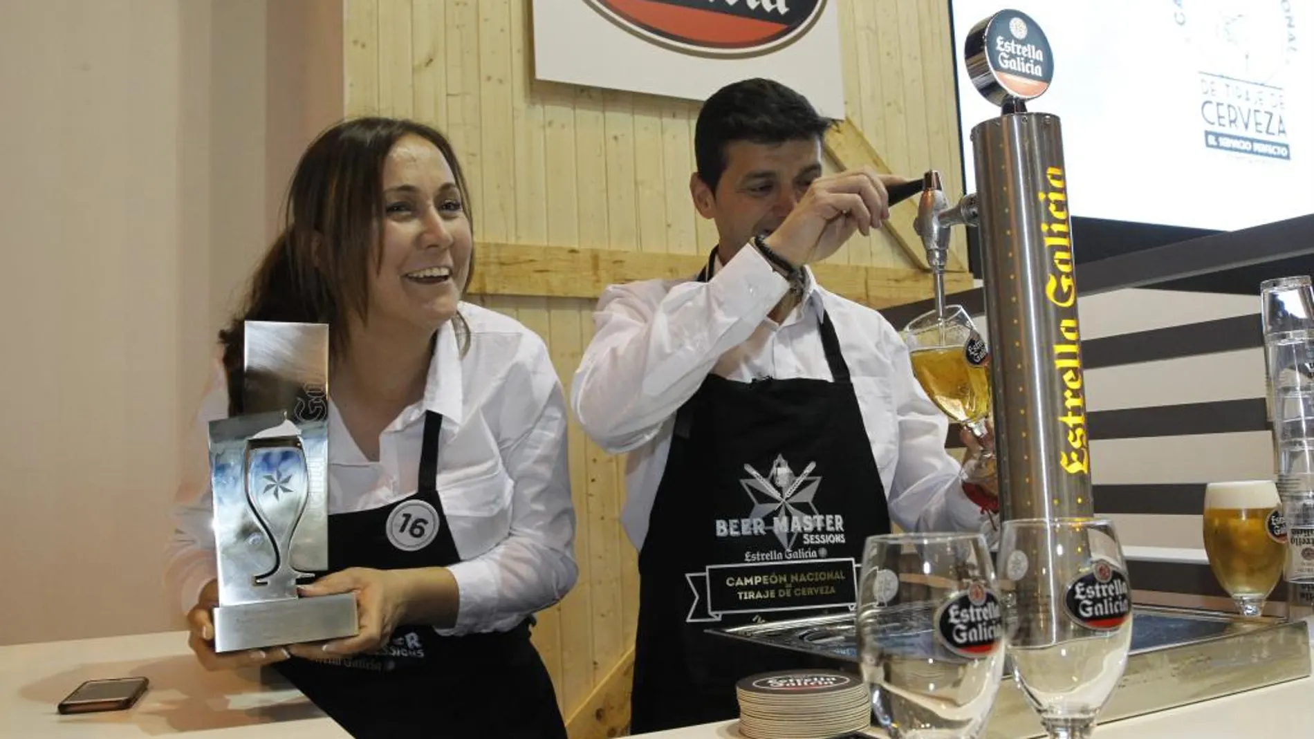 Martín Galán y Pilar García, campeón y subcampeona del IV Campeonato Nacional Estrella Galicia de Tiraje de Cerveza