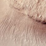 Imagen de los surcos que, según los científicos de la NASA, evidencia la existencia de agua salada en Marte