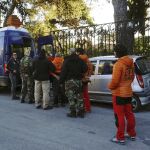 Los tres bomberos sevillanos de la asociación Proem-Aid entrando en un furgón para su traslado a las autoridades judiciales tras ser detenidos por presunto tráfico de personas