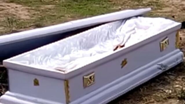El ataúd del cadáver confiscado