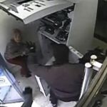 Momento en el que la banda desarticulada atraca una sucursal bancaria de Agost