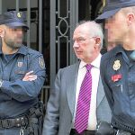 Rodrigo Rato, a la salida de su despacho custodiado por la Policía