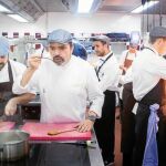 Jesús Sánchez prueba uno de los caldos, flanqueado por un equipo «que desborda pasión y actitud»