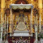 La Virgen luce el traje de los Montpensier, la corona de la coronación, el rostrillo de Muñoz y Pabón y las ráfagas de punta de martillo o redondas