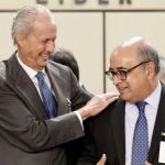 Fotografía facilitada por el Ministerio de Defensa, del ministro español de Defensa, Pedro Morenés (i), junto a su homólogo portugués, José Alberto Azeredo Lopes (d), durante la reunión de Ministros de Defensa de la OTAN.