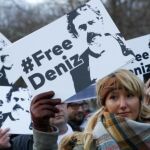 Manifestantes piden que dejen en libertad al corresponsal turco del diario alemán Die Welt, Deniz Yücel