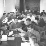Refugiados republicanos españoles en la biblioteca de «Villa Don Quijote» de Toulouse, antiguo campo de Récébédou, 29 de octubre de 1945. Foto: Enrique Tapia (Fundación Pablo Iglesias)