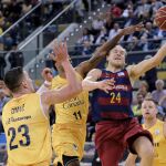 El escolta del FC Barcelona Lassa Brad Oleson (c) tira a canasta ante el pívot Alen Omic (d), y el escolta Dennis Seeley (c) del Herbalife Gran Canaria durante el partido