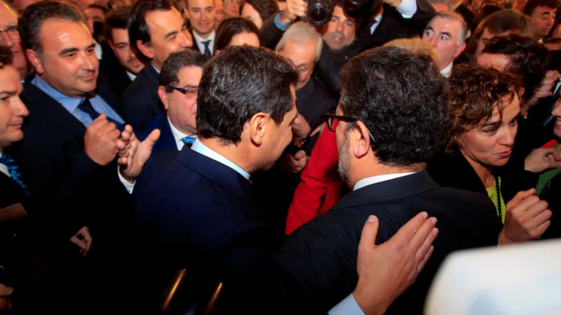 Juanma Moreno recibe felicitaciones tras ser nombrado presidente de la Junta, entre ellas la del juez Serrano, de Vox / Foto: Manuel Olmedo